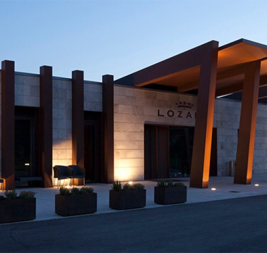 bodega-rioja-bodegas-lozano-fachada-noche